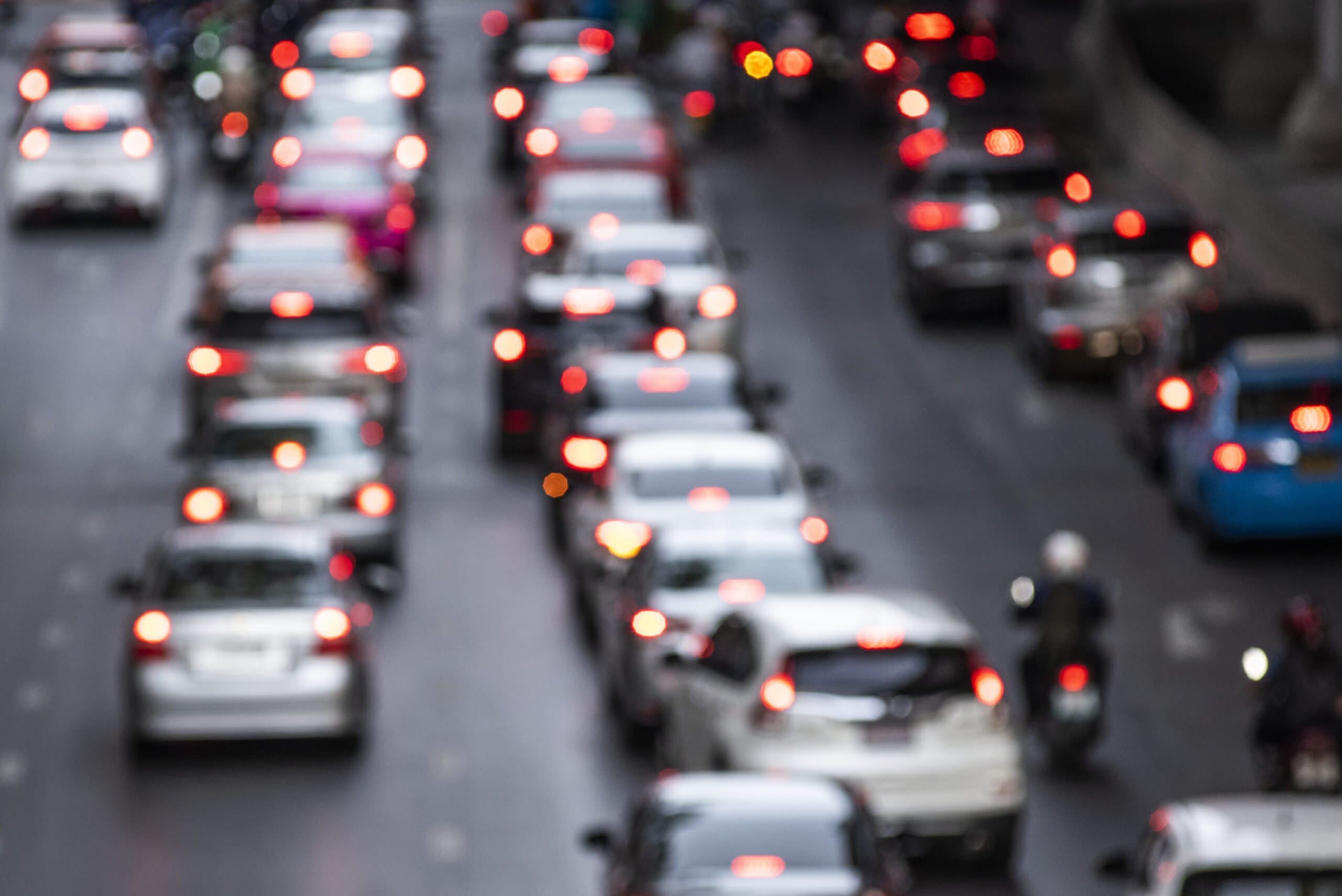 rua congestionada com veículos (consulta de IPVA)