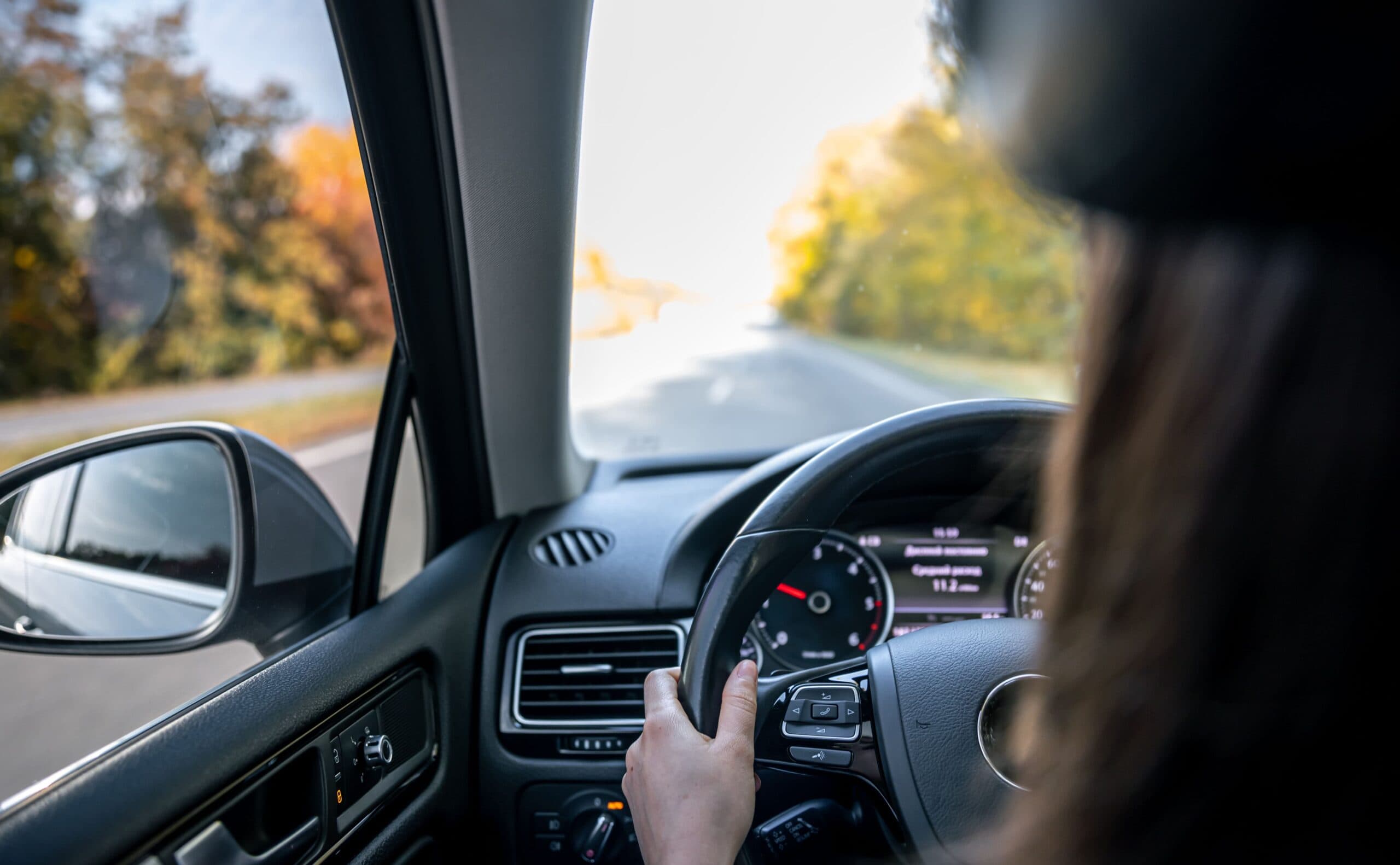 mulher dirigindo um veículo (seguro de carro)