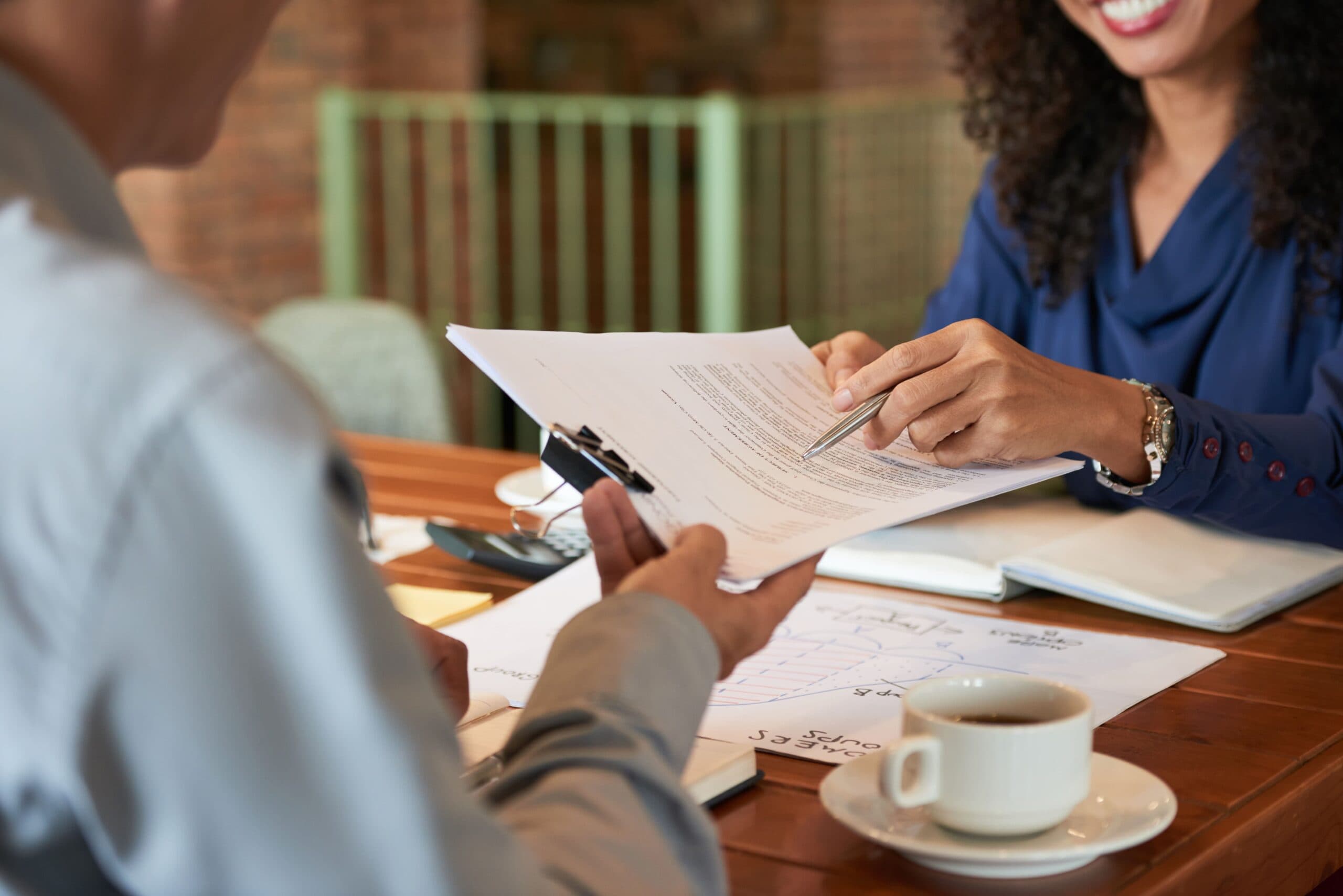 duas pessoas segurando um documento (empréstimo para curatelado)