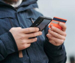É confiável fazer compras pelo celular?
