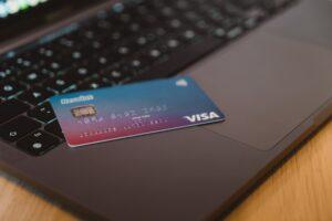 Cartão de crédito sem anuidade: como conseguir?