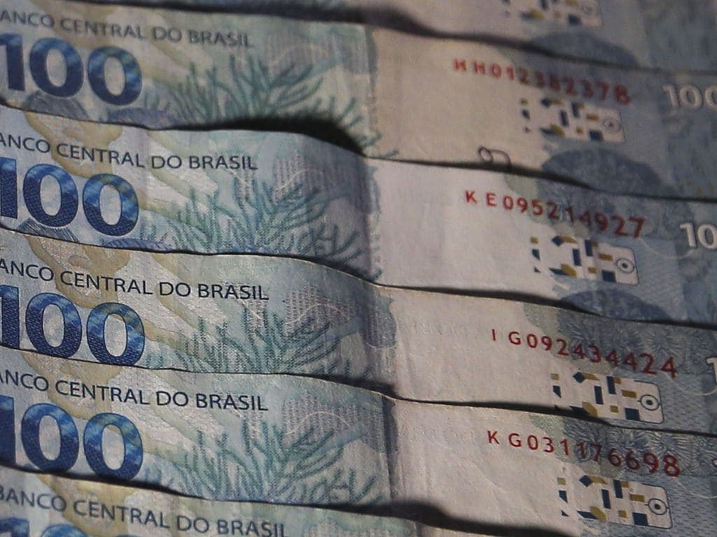 Real Digital: seis notas de cem reais estão colocadas lado a lado, na posição vertical.