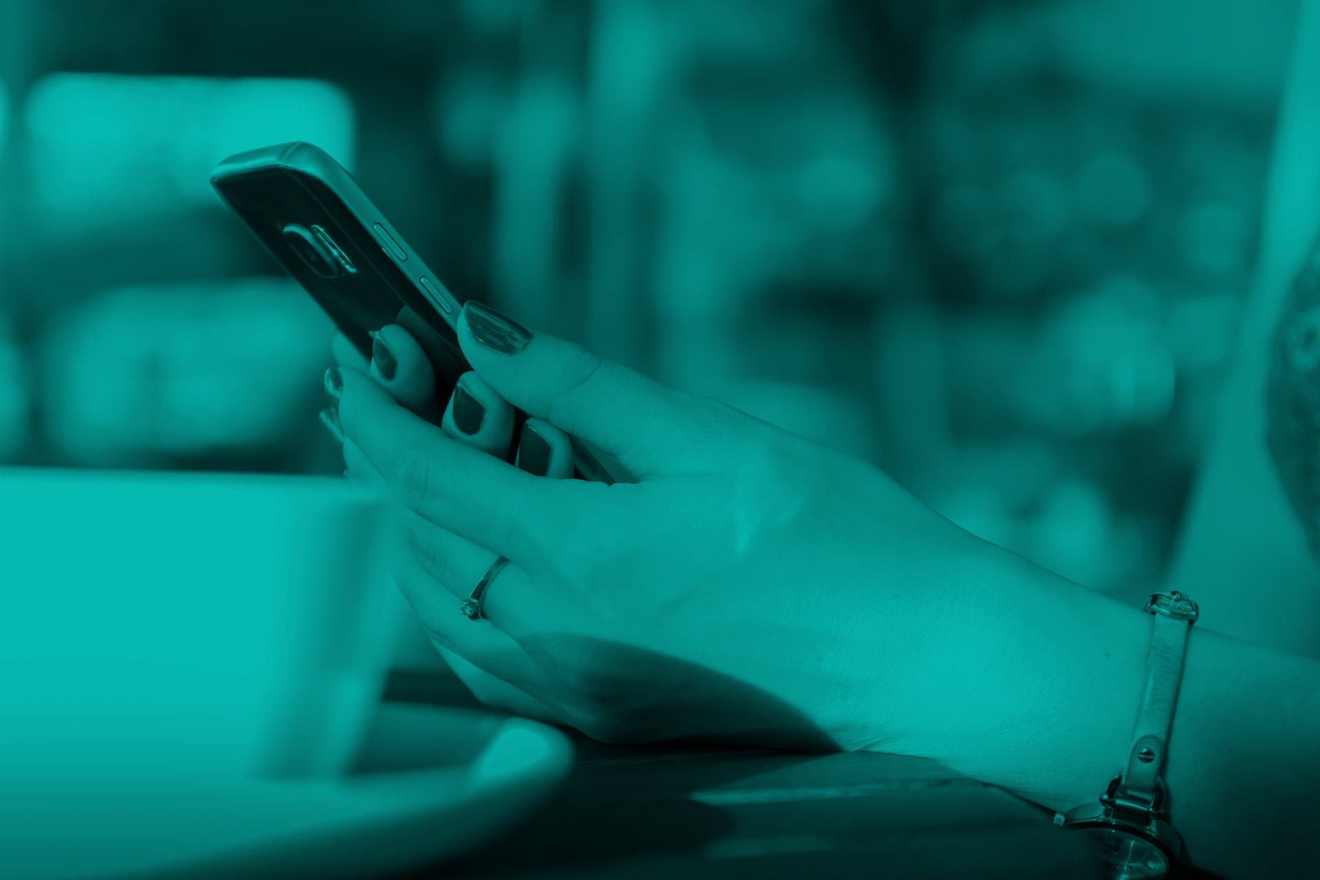 mulher segurando celular (transferir Auxílio Brasil pelo PIX)