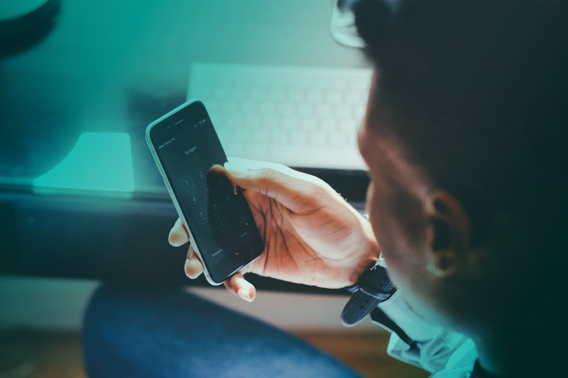 homem segurando celular ( transferir o saldo do Caixa Tem para o Mercado Pago)