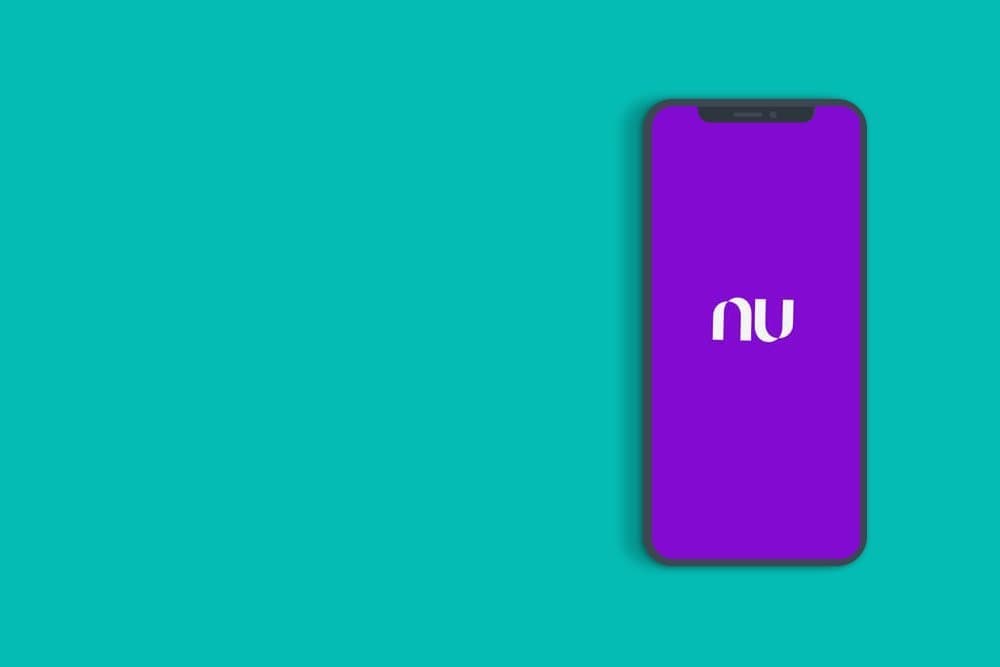 cartão de crédito: fundo roxo e celular com a tela mostrando o logo do Nubank