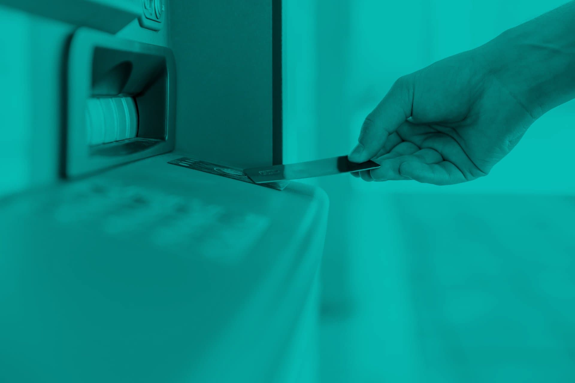 Cartão Cidadão: uma pessoa insere o catão no caixa eletrônico.