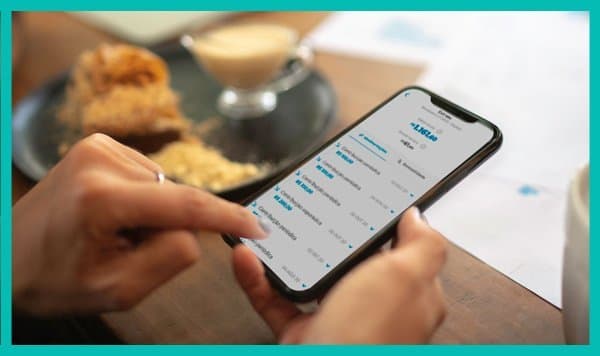 extrato: celular com a tela aberta em um documento