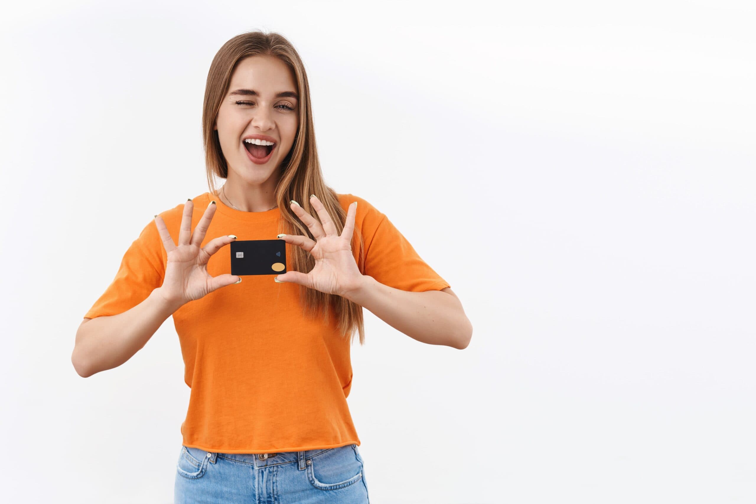 mulher sorridente segurando cartão (cartão Z1)