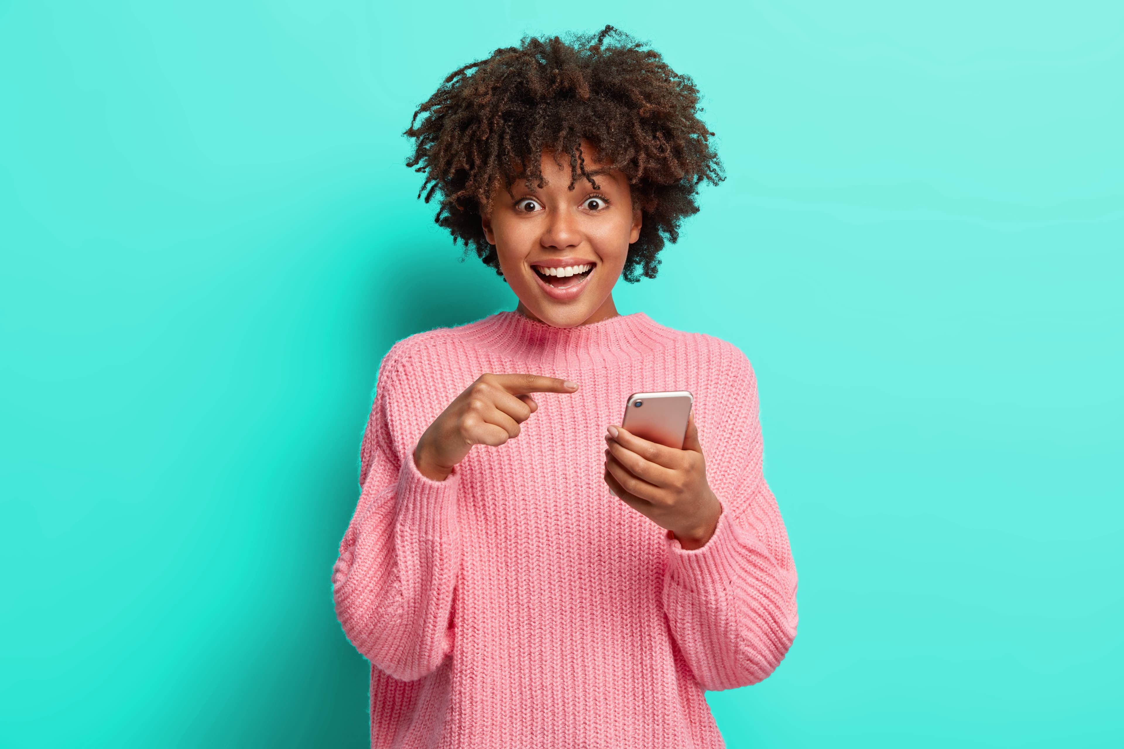 mulher segurando celular (transferir saldo do Caixa Tem para o Nubank)