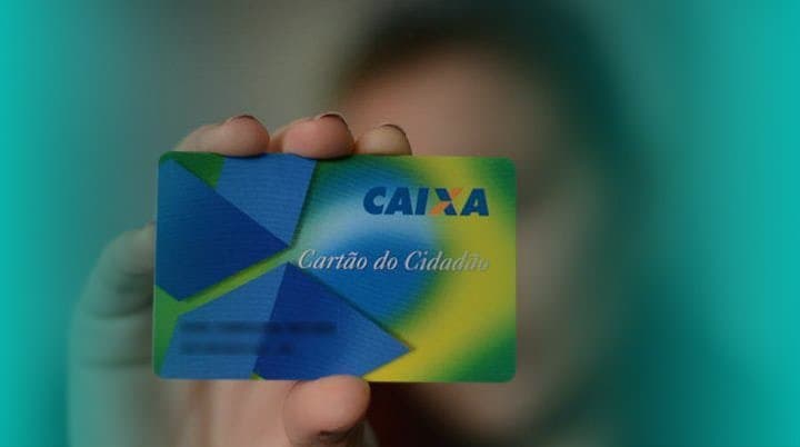 Uma mulher segura o Cartão Cidadão.