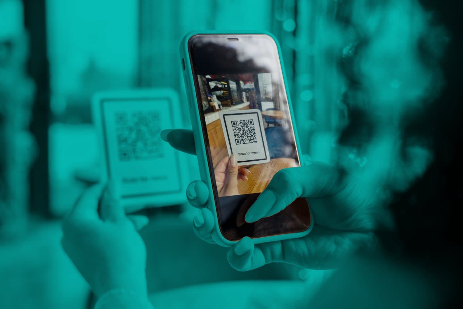 Pix: uma mulher utiliza o celular para escanear um QR Code.