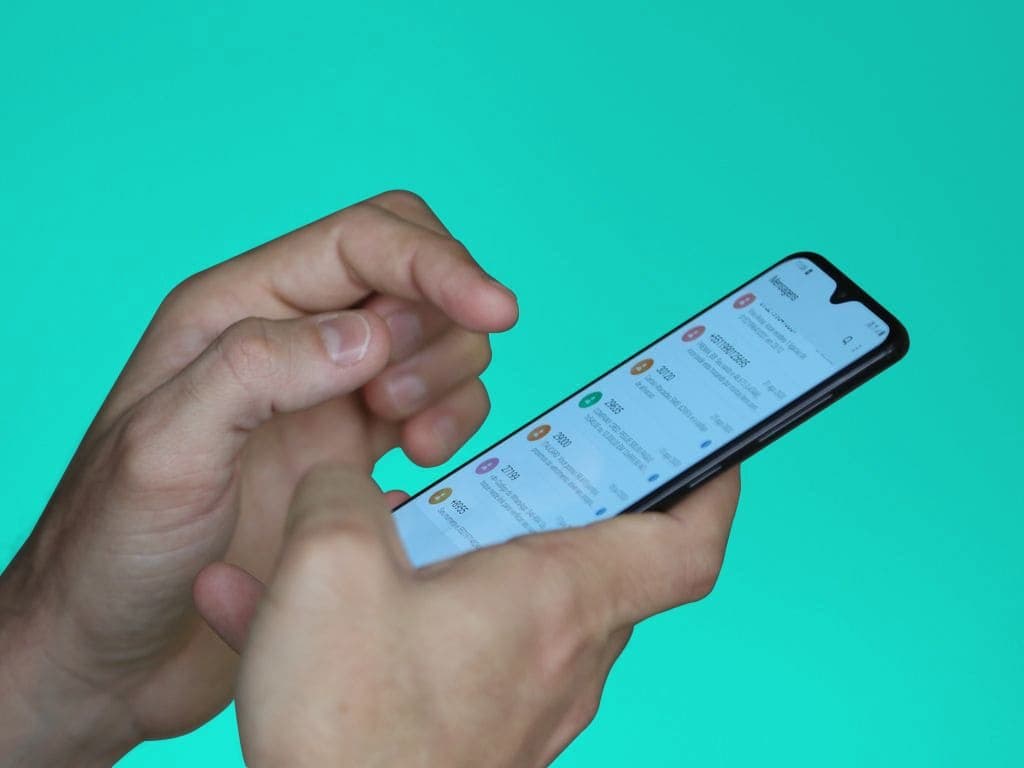 Cartão Cidadão: um homem está mexendo no celular.