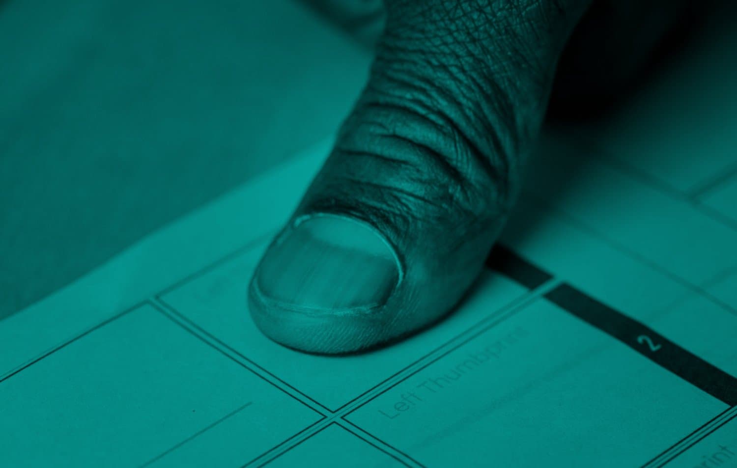 RG Digital: um homem está tirando a digital em um papel.