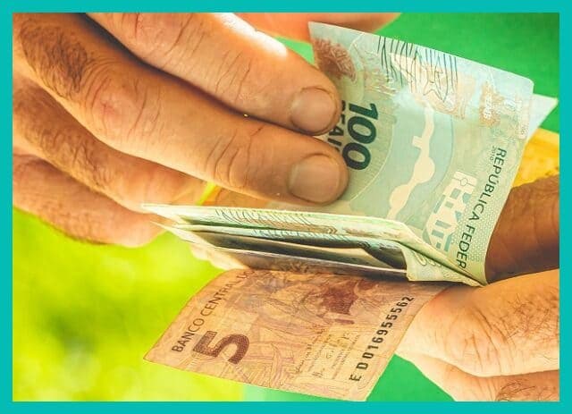 Auxílio Brasil: notas de cinco e cem reais