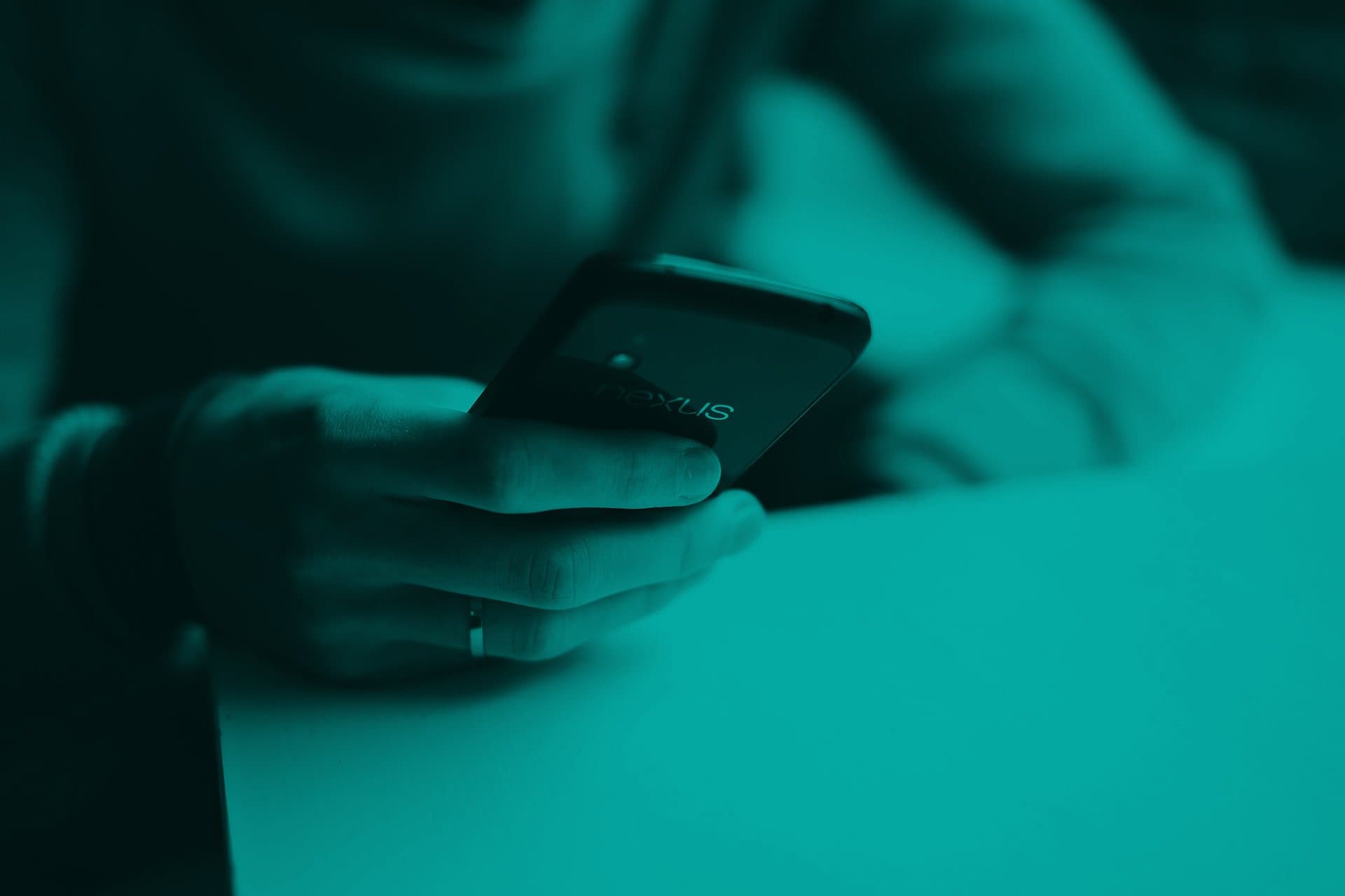 Caixa Tem: um homem está mexendo no celular.