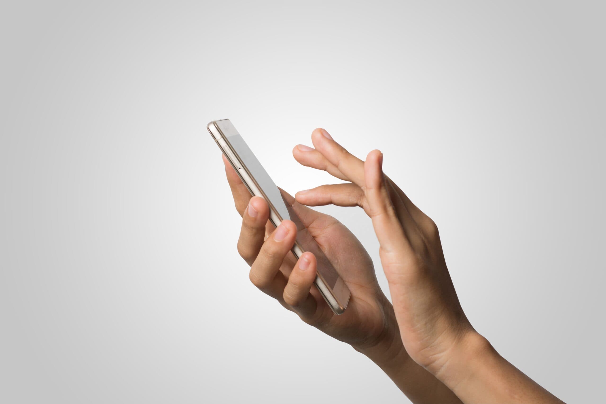 mulher com celular na mão (transferir o saldo do Caixa Tem para o Bradesco)