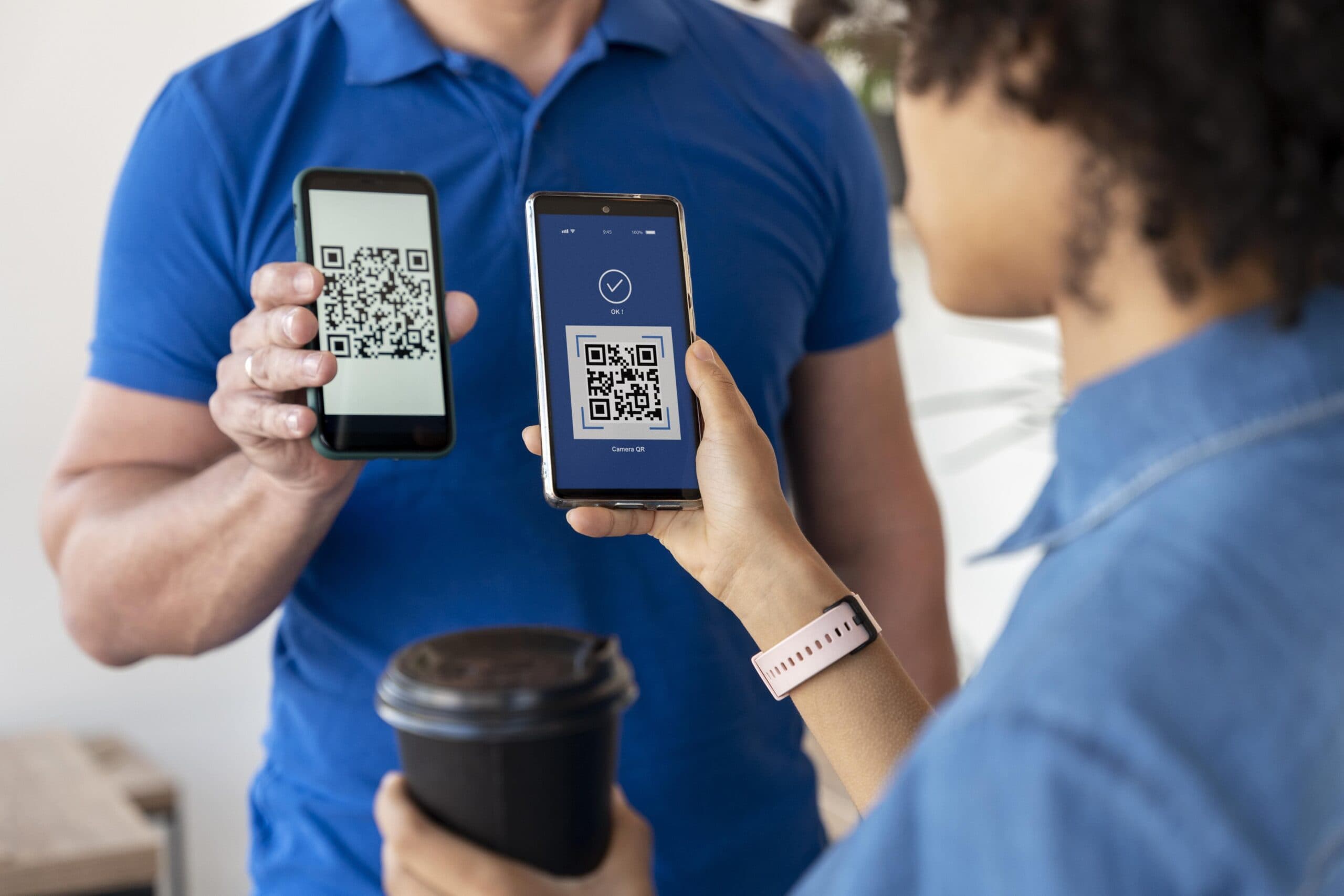 duas pessoas com celulares fazendo PIX (PIX pelo Girabank)