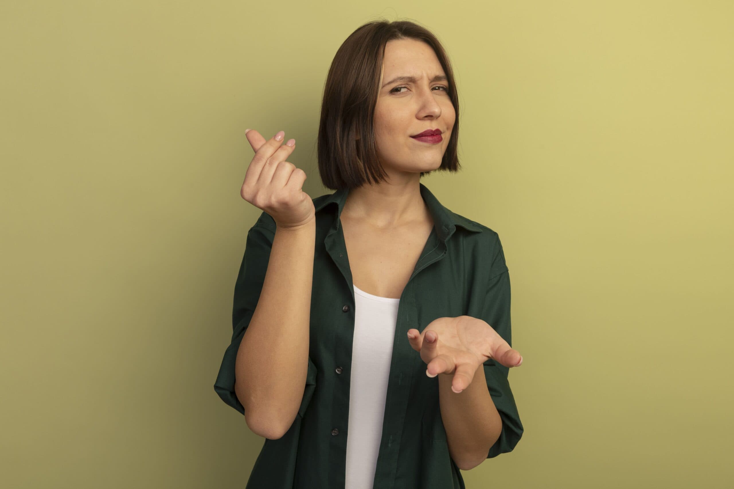 mulher fazendo sinal de dinheiro (Revisão do FGTS)