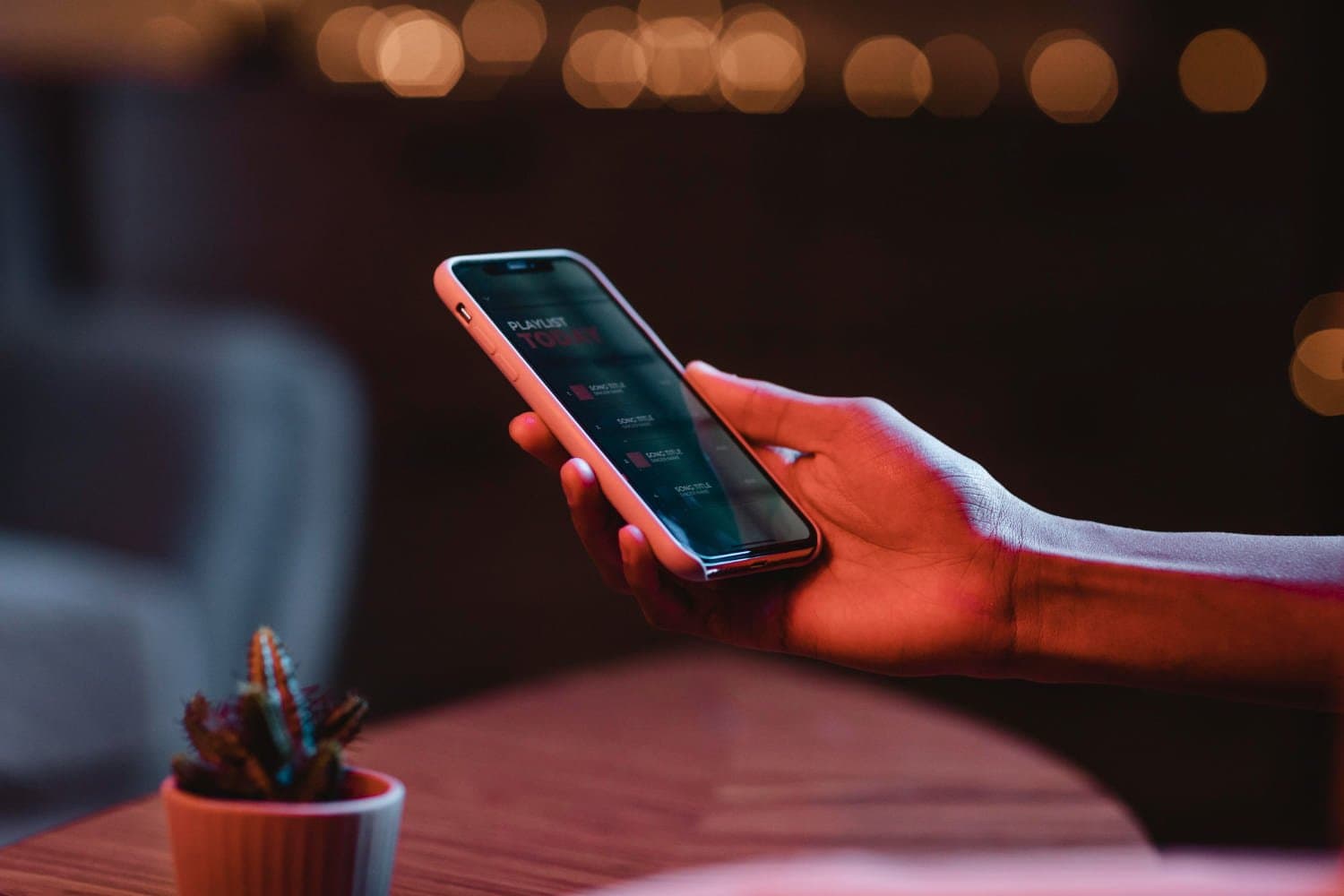 Senha: uma pessoa está mexendo no celular.