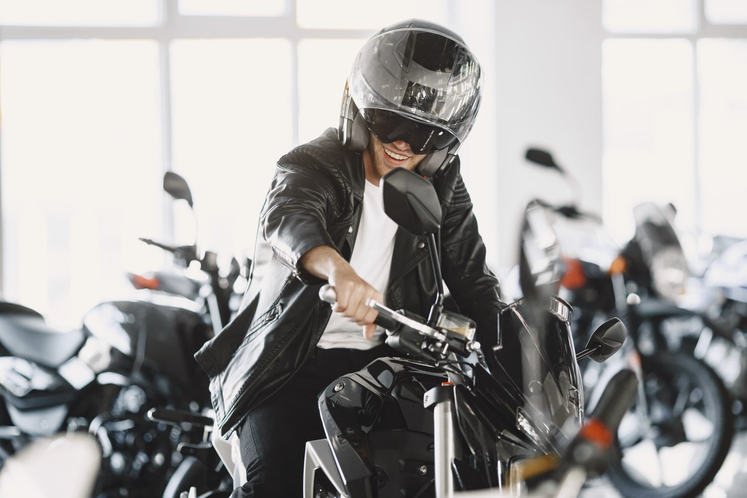 homem em cima de uma moto (refinanciamento de moto)