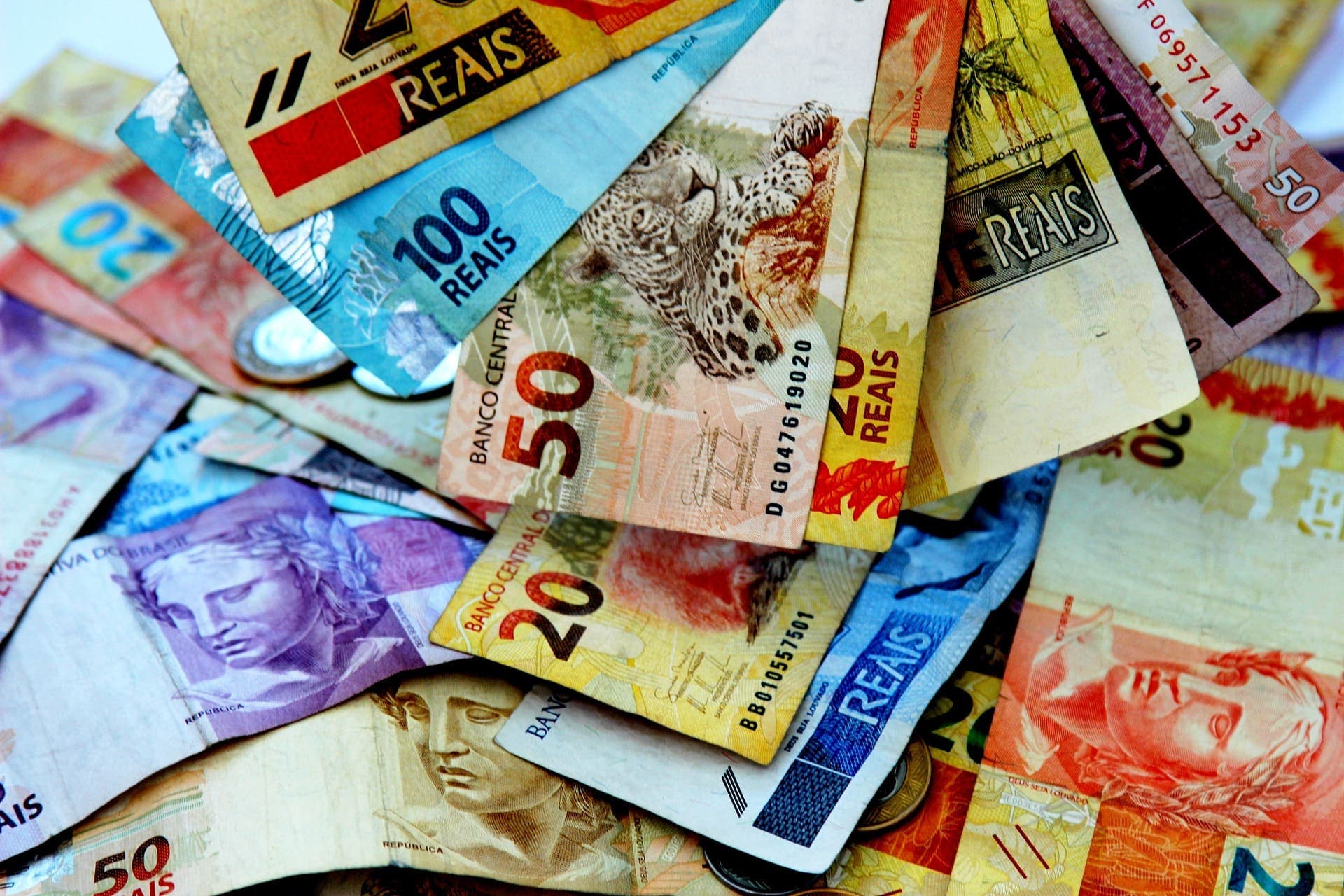 notas de dinheiro brasileiro (empréstimo do Auxílio Brasil)