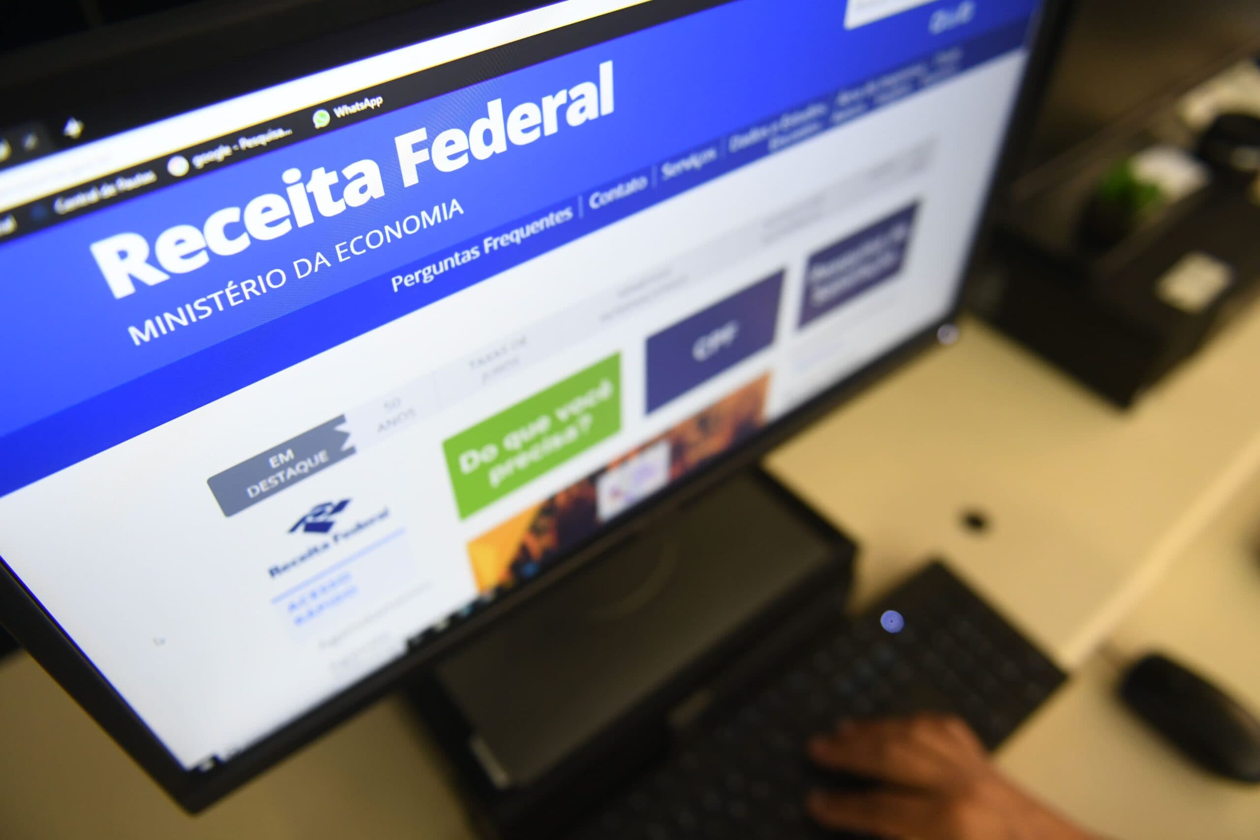 Imposto de Renda: a tela de um monitor mostra o site da Receita Federal.