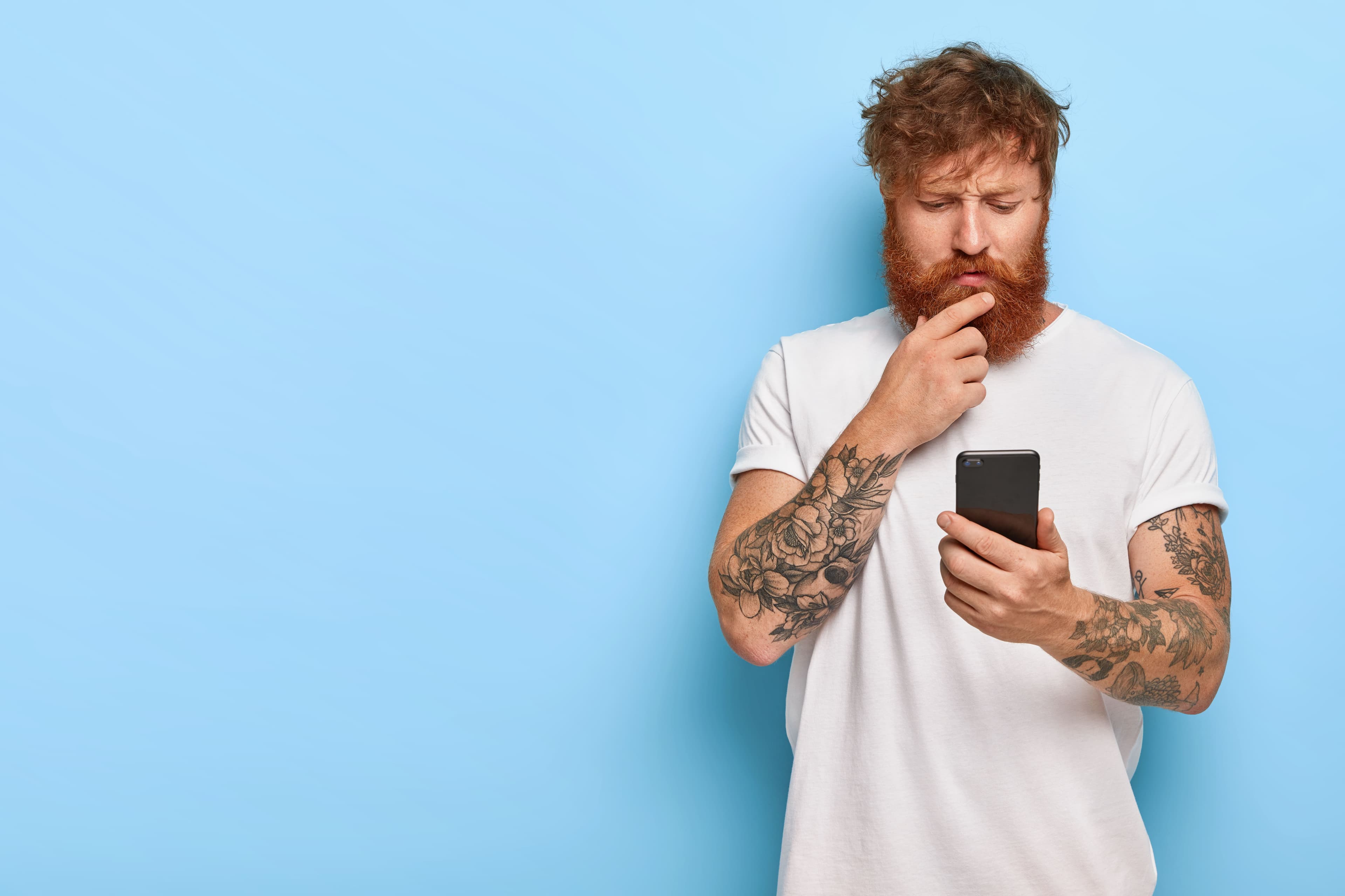 homem segurando celular (empréstimo com garantia de investimentos)