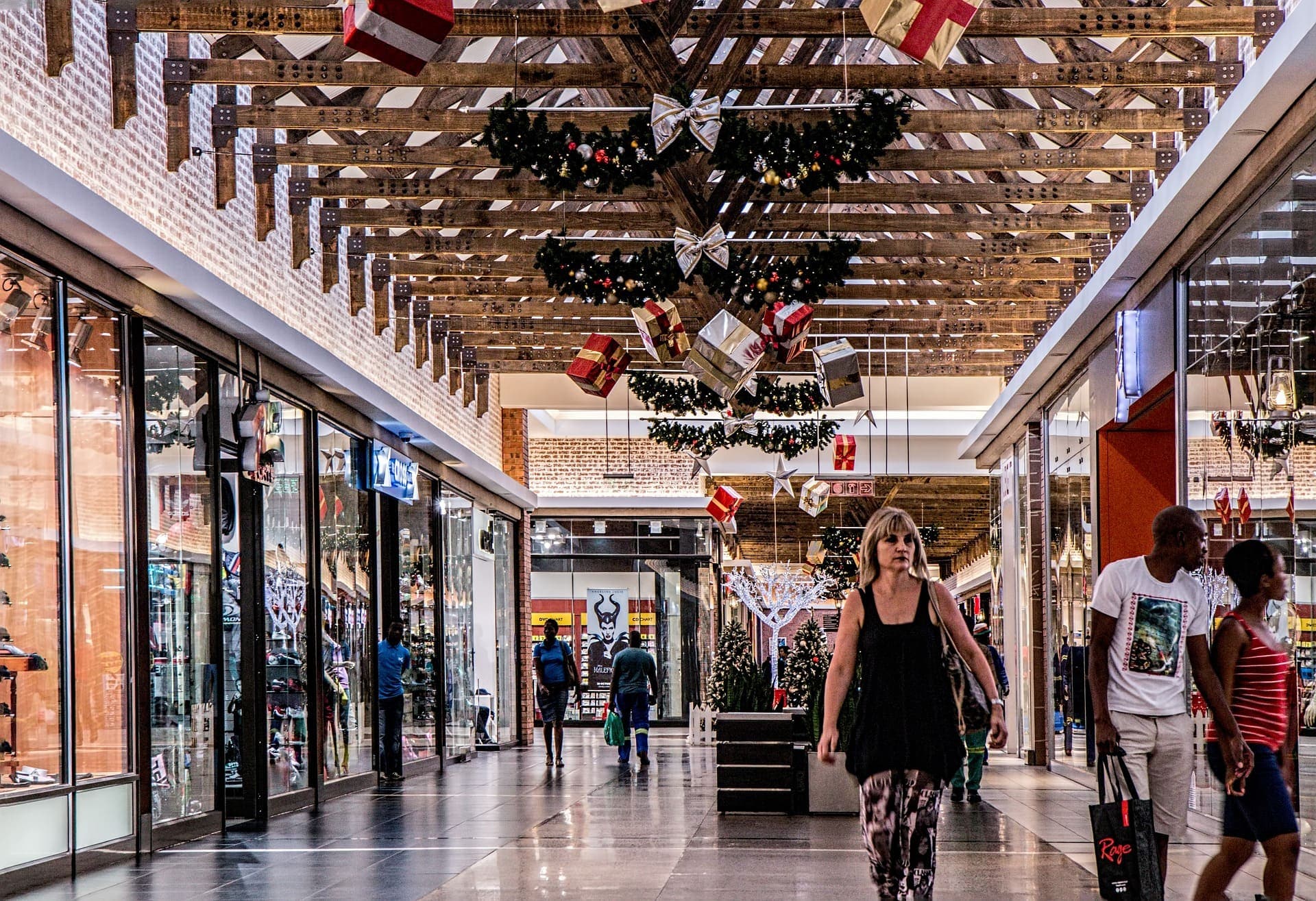 Mulher andando em shopping (Black Friday)