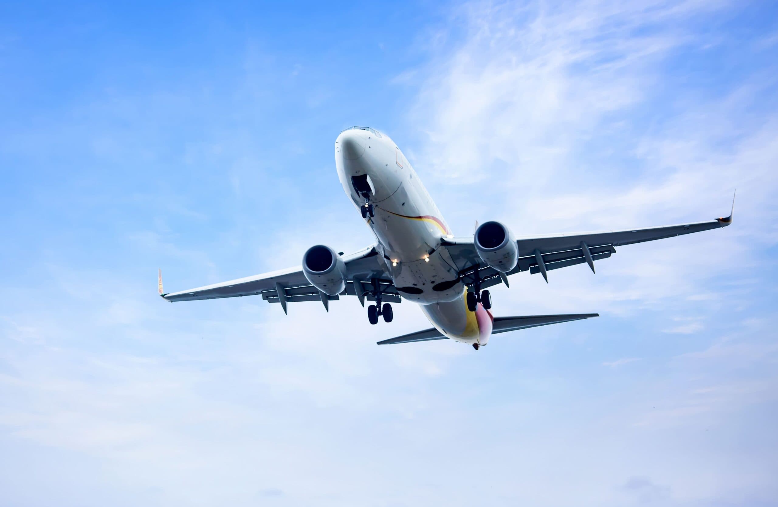 Avião decolando (morar fora do Brasil)