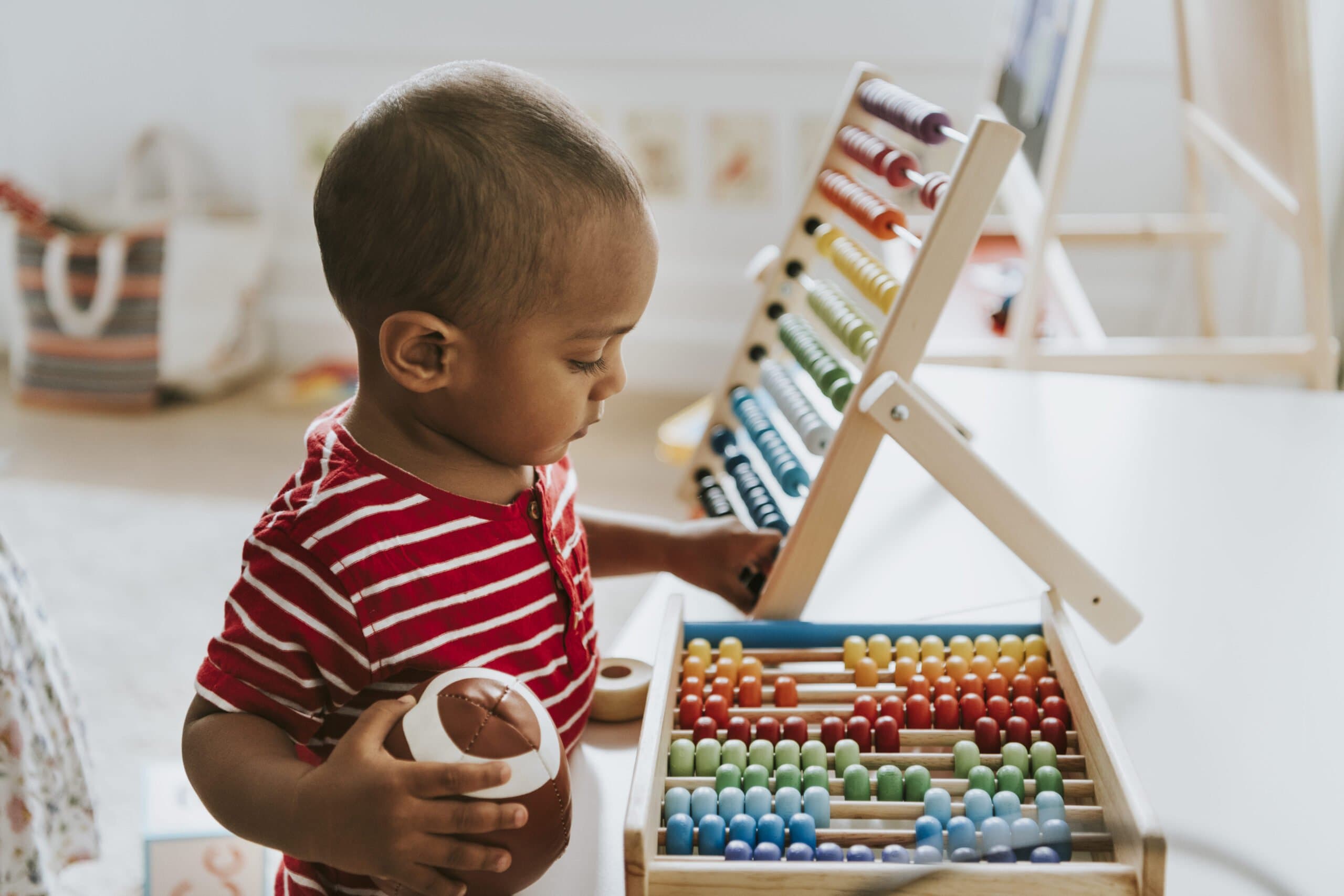 Criança brincando com jogos educativos (Cartão Creche)