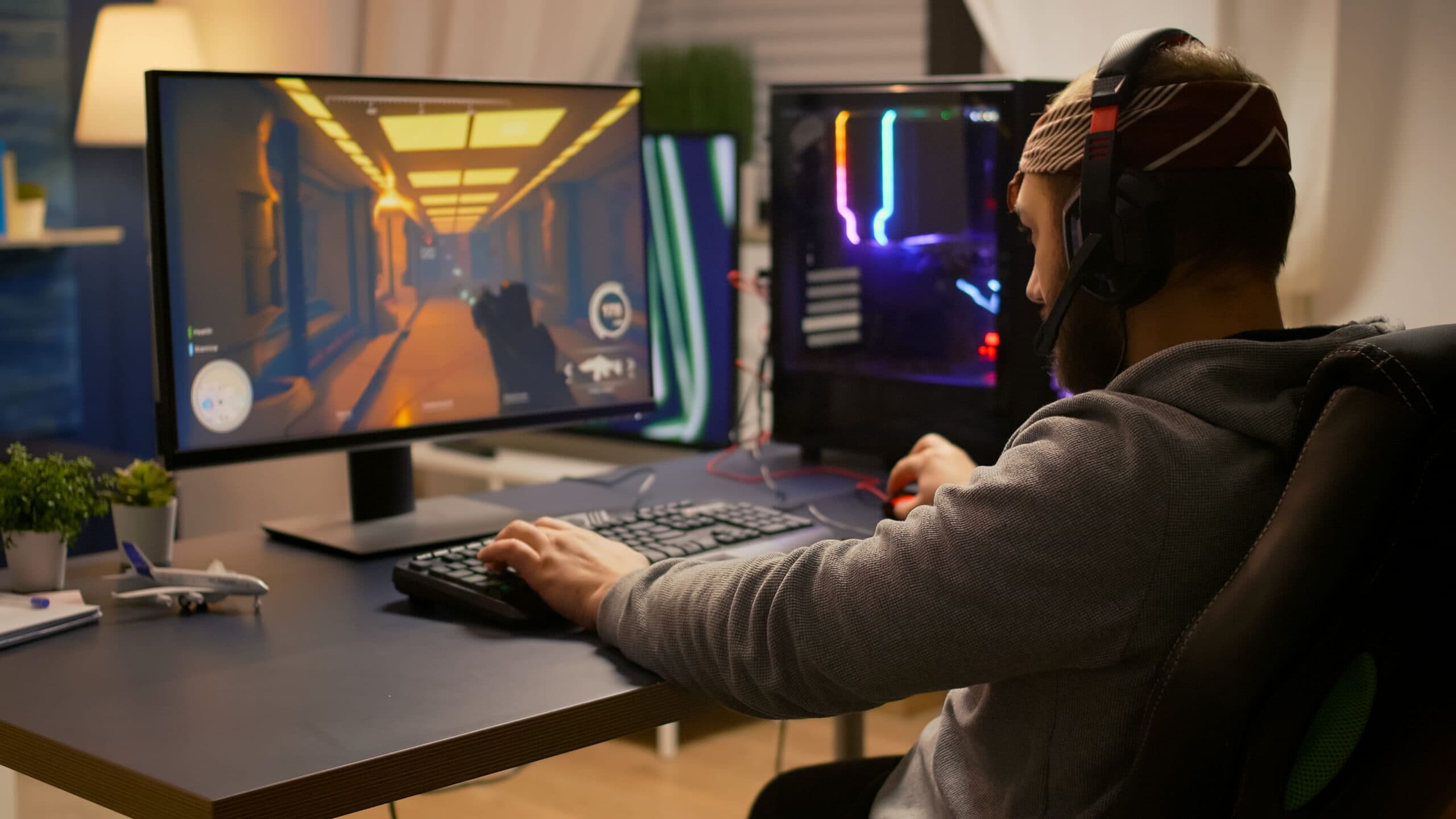 Homem jogando no computador (consórcio gamer)