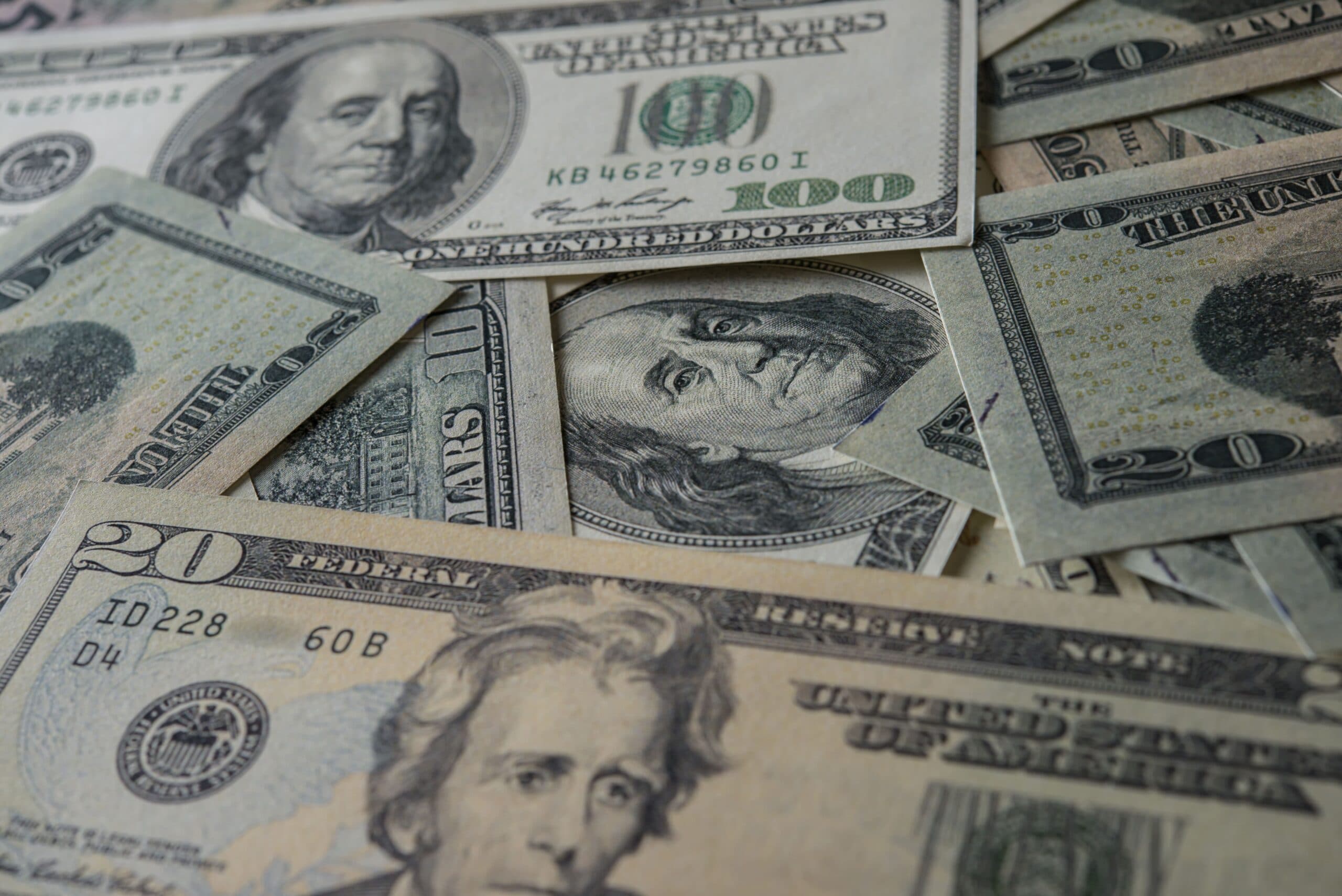 dólares espalhados (dólar turismo)