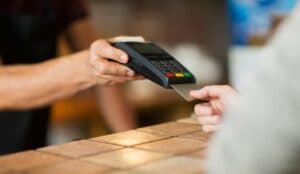 Aprenda a fazer vendas pelo celular com maquininha de cartão Aprenda a fazer vendas pelo celular com maquininha de cartão