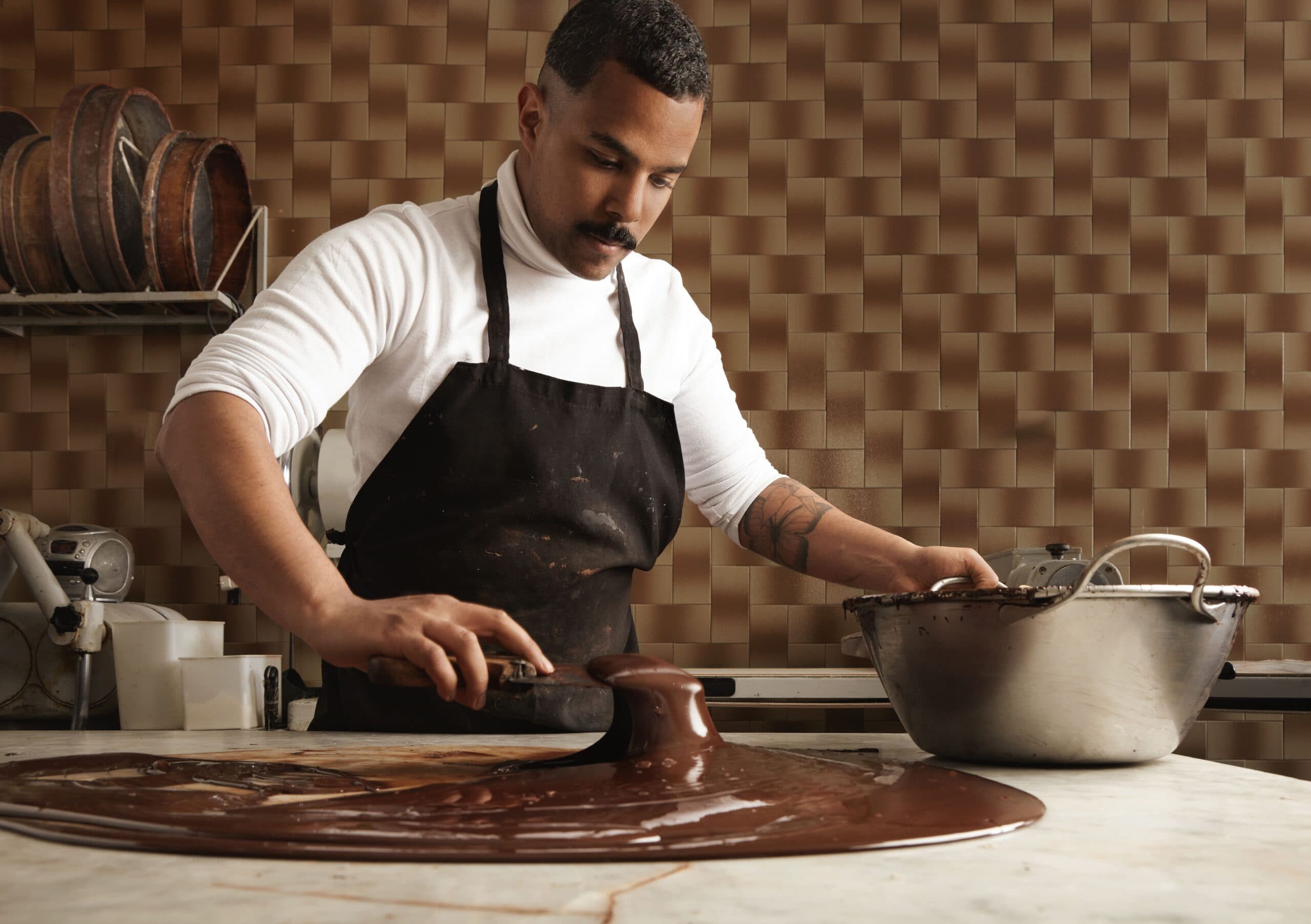 confeiteiro mexendo em chocolate (ganhar dinheiro na Páscoa)