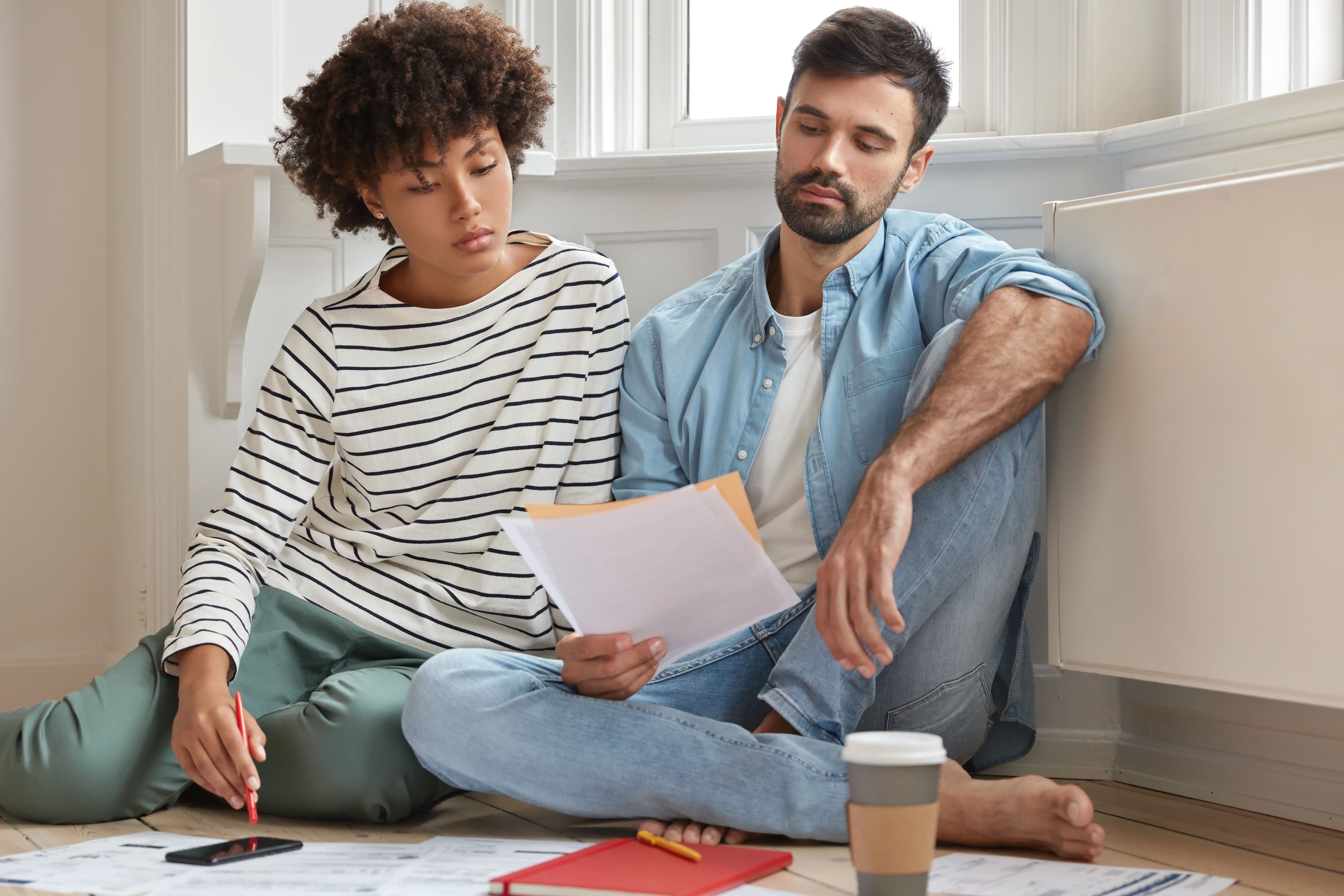 casal fazendo contas (finanças para casais)
