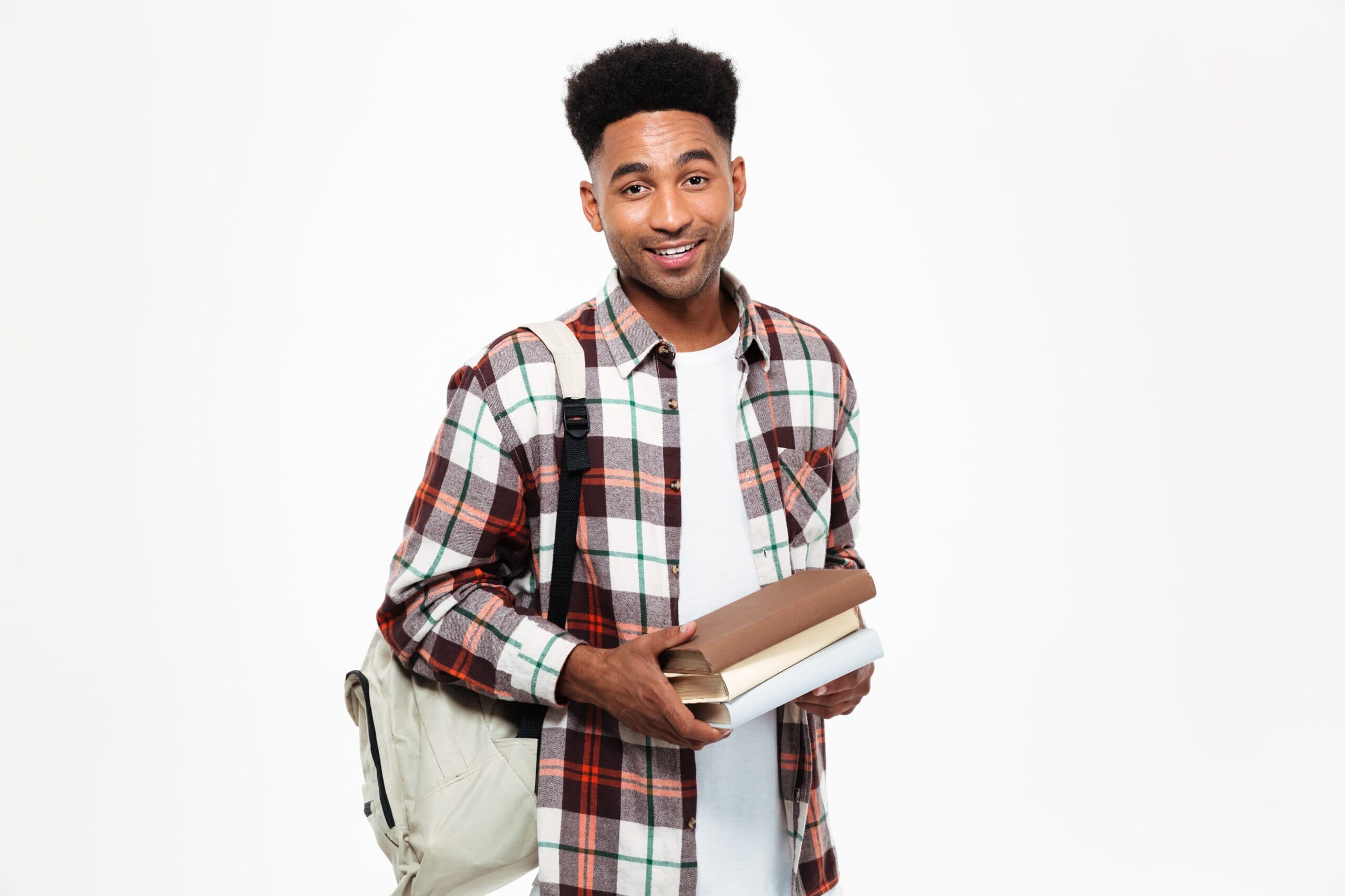 estudante com livros nas mãos (financiamento estudantil)