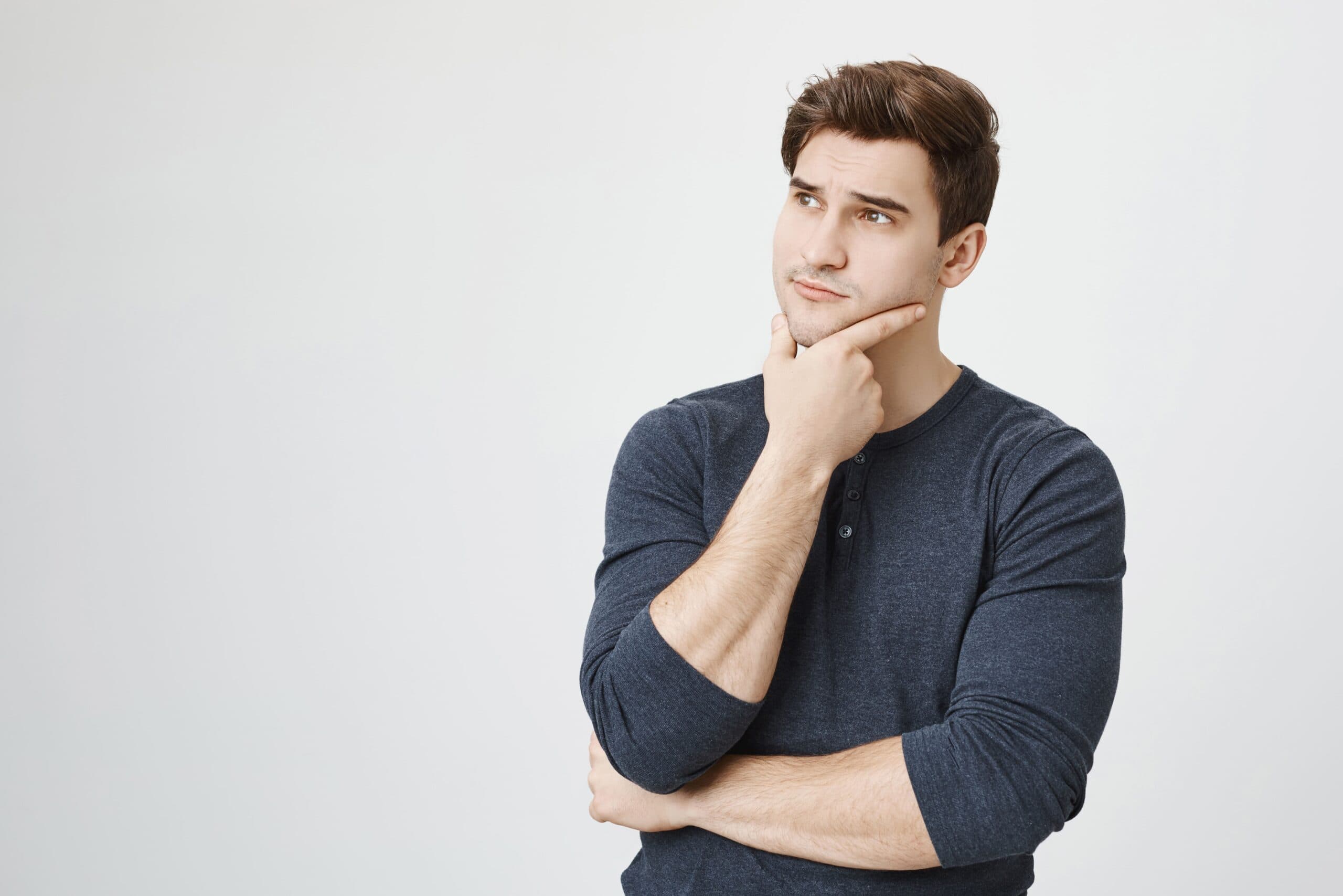 homem pensando (mudar de emprego)
