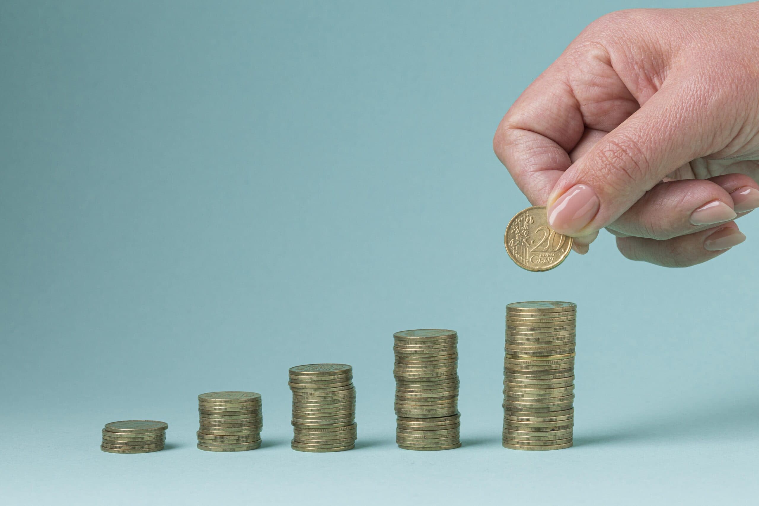 Consórcio: imagem mostra moedas empilhadas de forma decrescente.