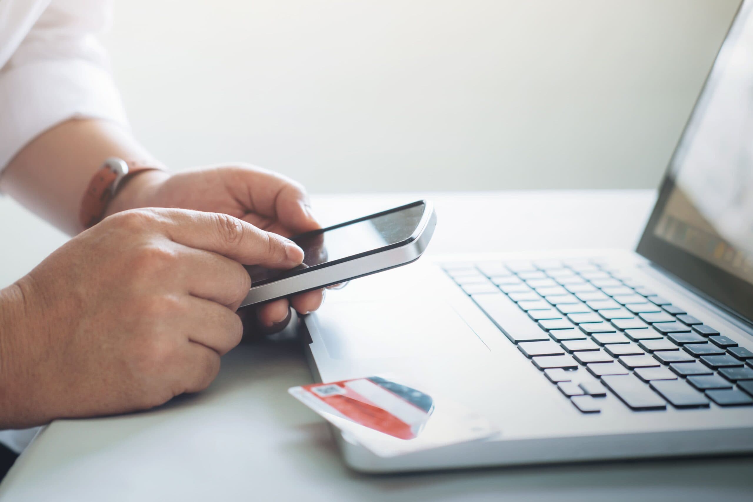 homem pagando contas online (link de pagamento)