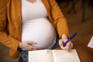 Entenda o que é a Licença-maternidade e confira um guia completo sobre o tema