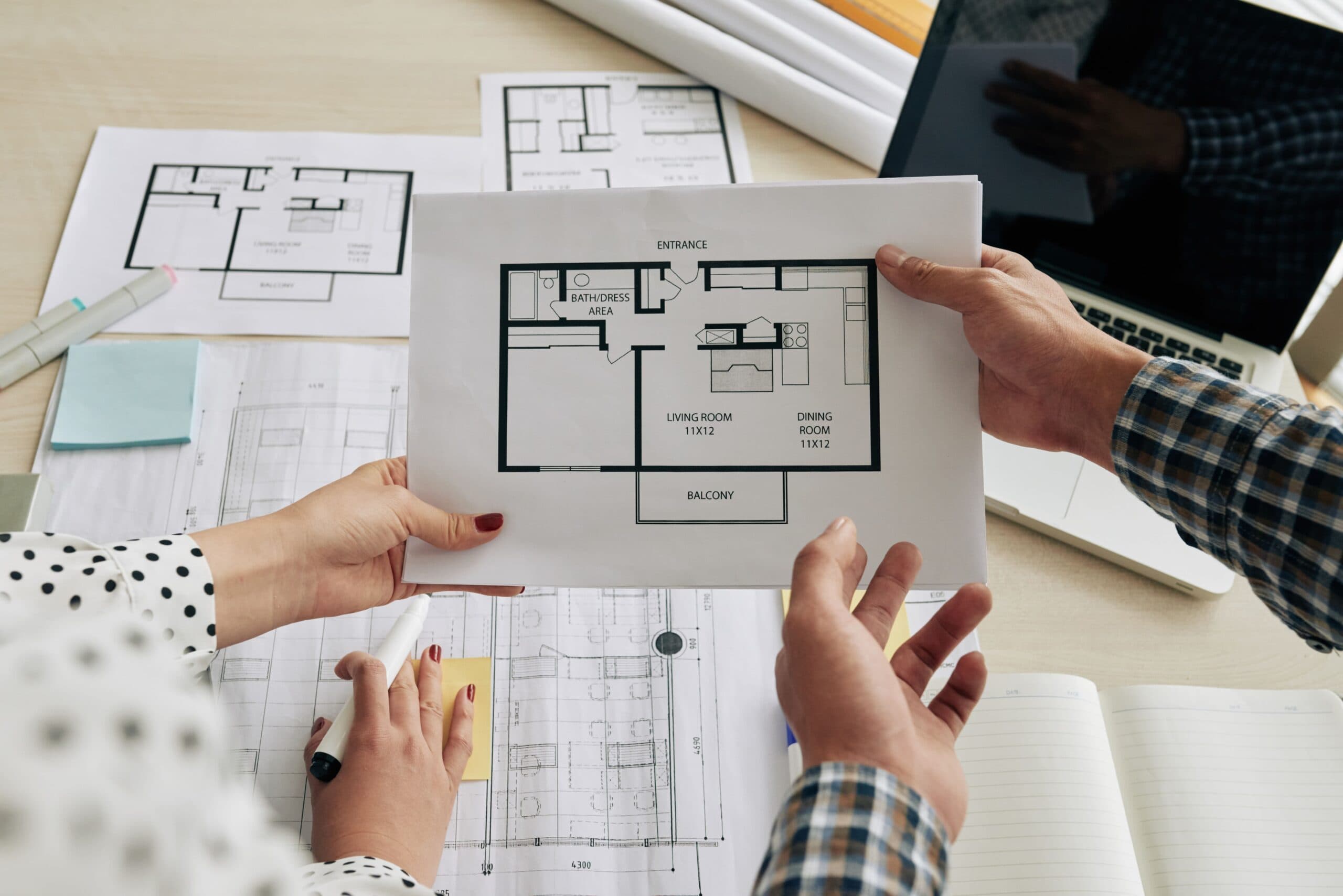 pessoas segurando planta de imóvel (comprar apartamento na planta)