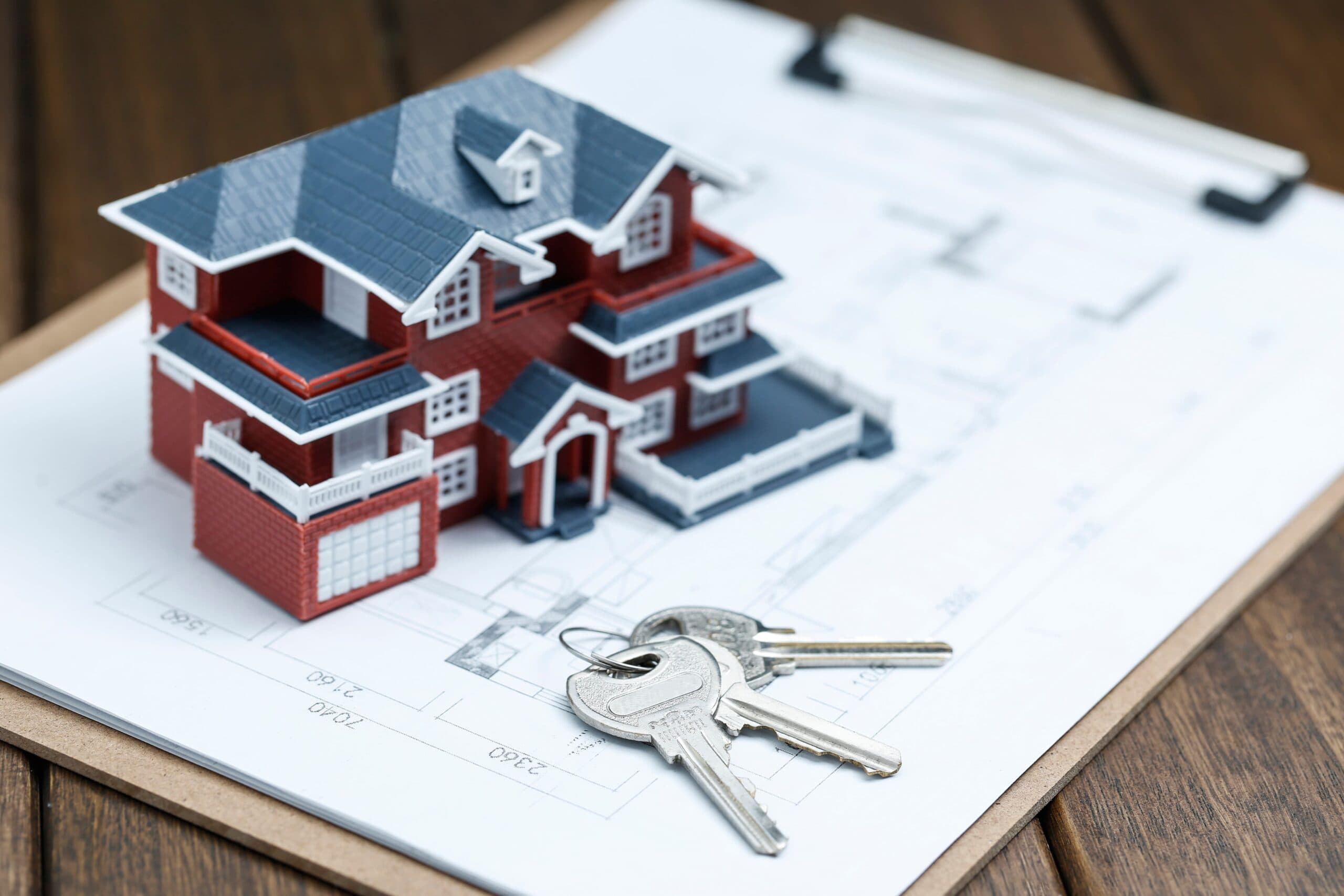 Casa em miniatura e chaves (Sistema Financeiro Habitacional)