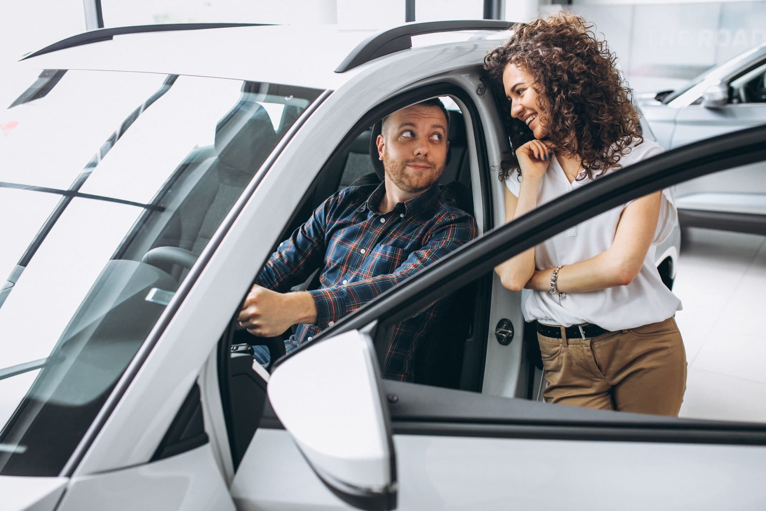 casal entrando em carro (consórcio de carro)