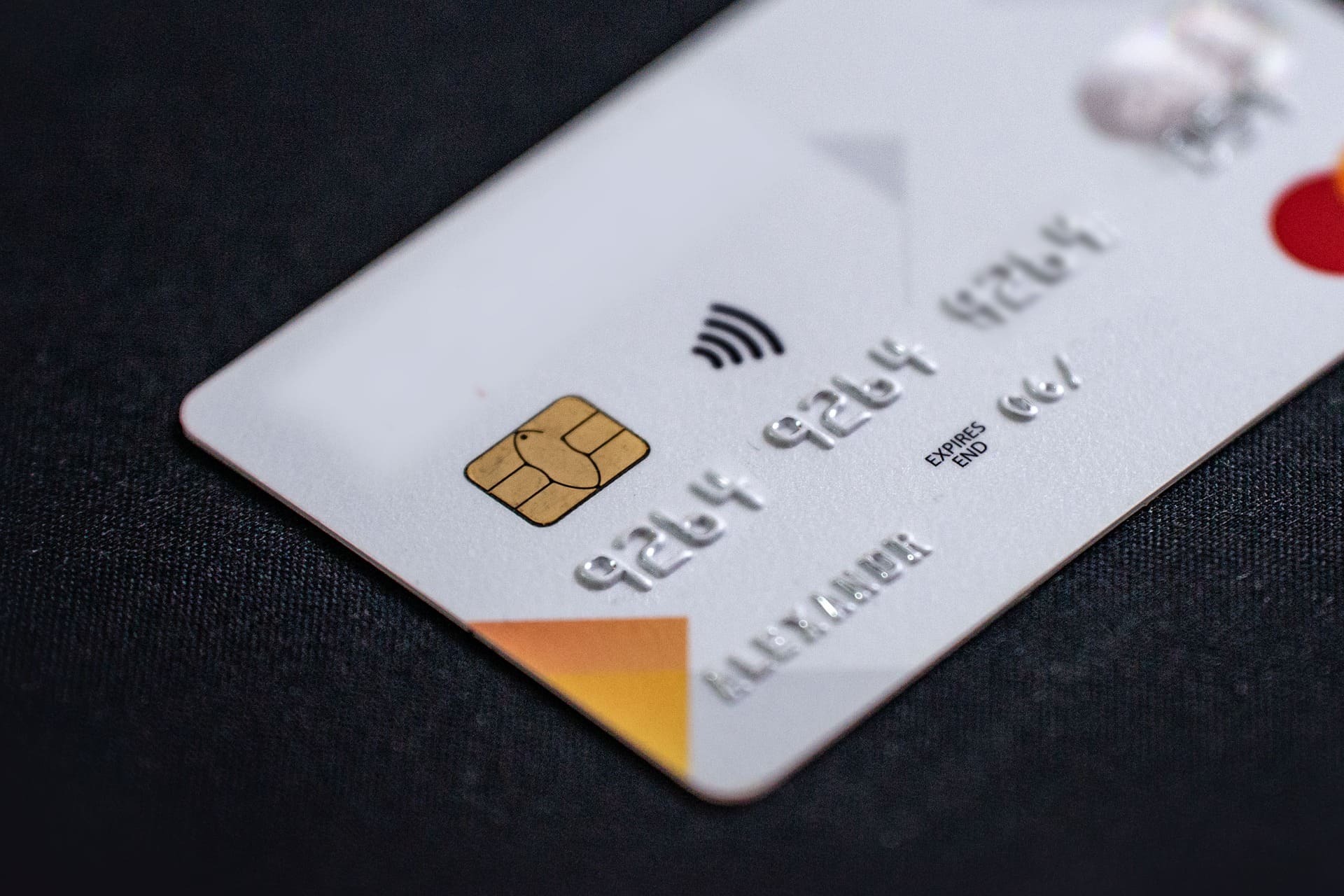 cartão de crédito branco em fundo preto