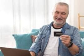 homem segurando cartão de crédito