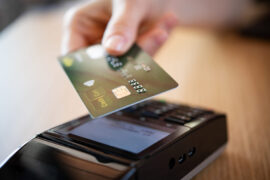 limite do cartão de crédito: cartão sendo utilizado para realizar um pagamento por aproximação