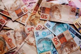 notas de dinheiro brasileiro espalhadas (empréstimo consignado do Auxílio Brasil)