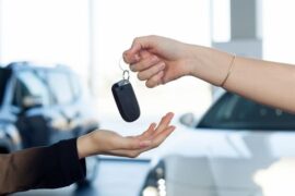 financiamento de carro: chave de carro sendo entregue