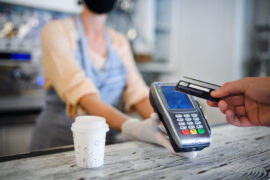 cartão de crédito: pagamento em cartão sendo realizado
