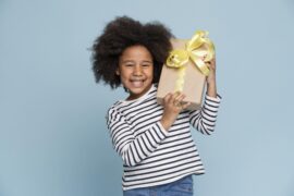 criança recebendo presentes (vender no Dia das Crianças)
